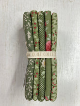 tilda merry little christmas flower floral charm pack fat quarter cotton fabric shack malmesbury holly mistletoe green 2
