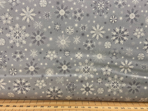 makower scandi 22 christmas silver metallic cotton fabric shack malmesbury snowflakes snowflake grey