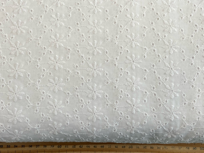 john louden embroidery embroidered cotton lawn daisy chain 8436 white scalloped edge broderie anglaise fabric shack malmesbury