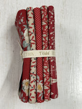 tilda merry little christmas flower floral charm pack fat quarter cotton fabric shack malmesbury holly mistletoe red 2