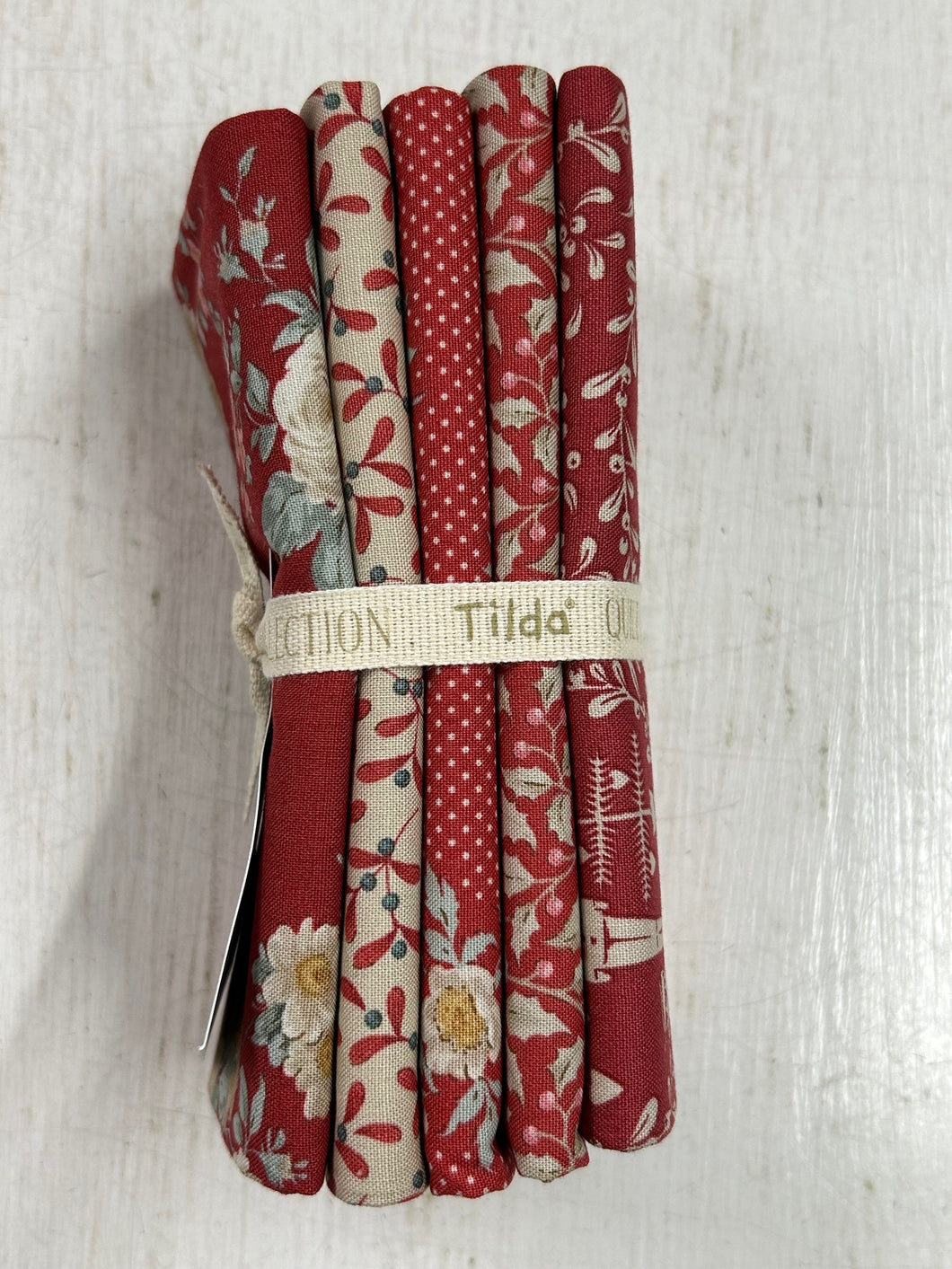 tilda merry little christmas flower floral charm pack fat quarter cotton fabric shack malmesbury holly mistletoe red 2